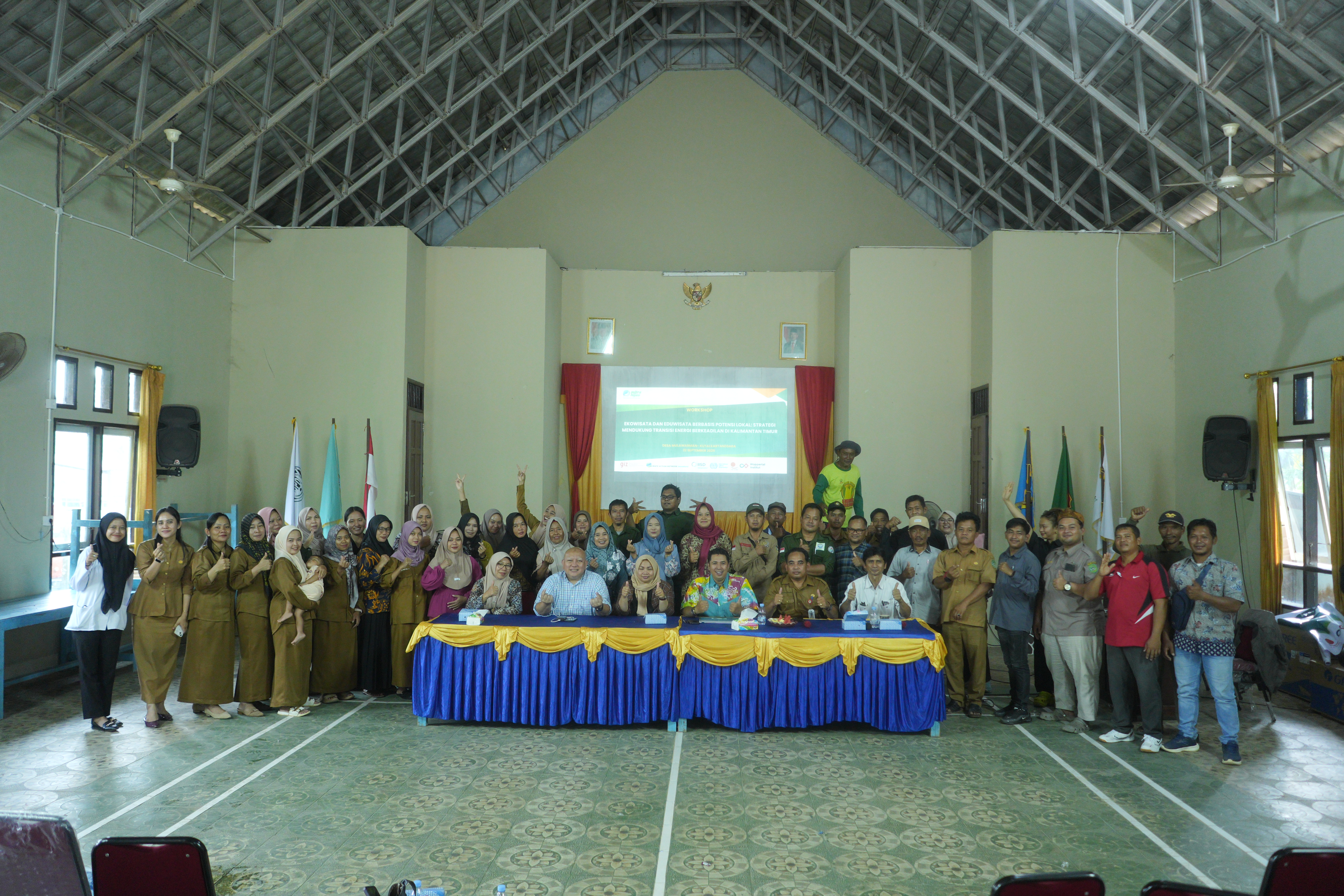 Suasana diskusi interaktif dalam Workshop Eko-Eduwisata di Desa Mulawarman. Kegiatan ini membahas strategi promosi wisata dan integrasi pertanian sebagai daya tarik edukasi desa.